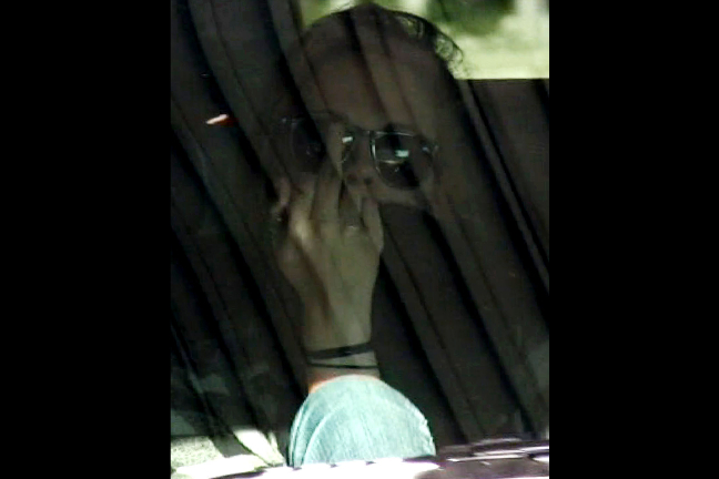 I bilen passade hon på att ge fotograferna fingret.