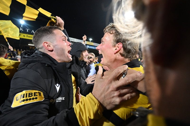 Mjällbys Jacob Bergström (till vänster)och Alexander Johansson firar SM-guldet.