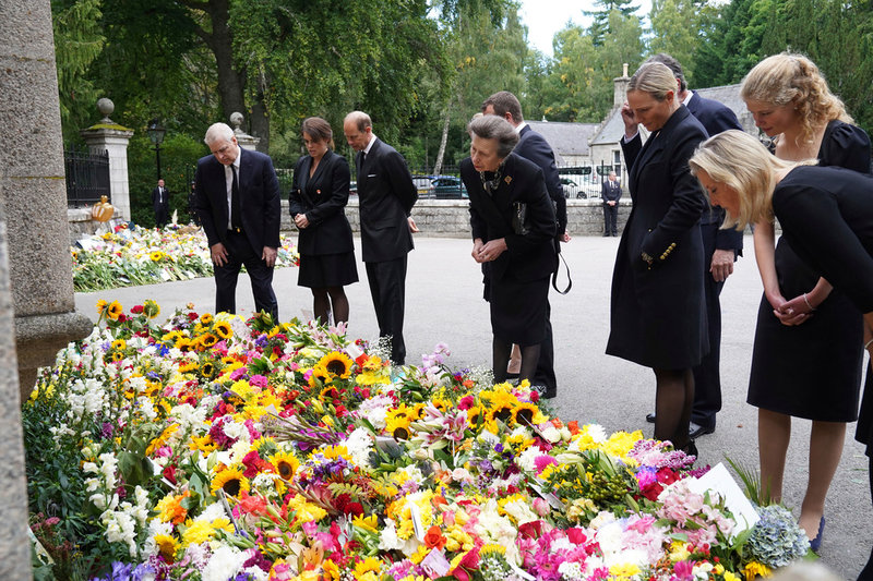 Prins Andrew, prinsessan Eugenie, prins Edward, prinsessan Anne, Zara Tindall, Lady Louise Windsor och Sophie, hertiginna of Wessex, tittar på blommor utanför Balmoral.