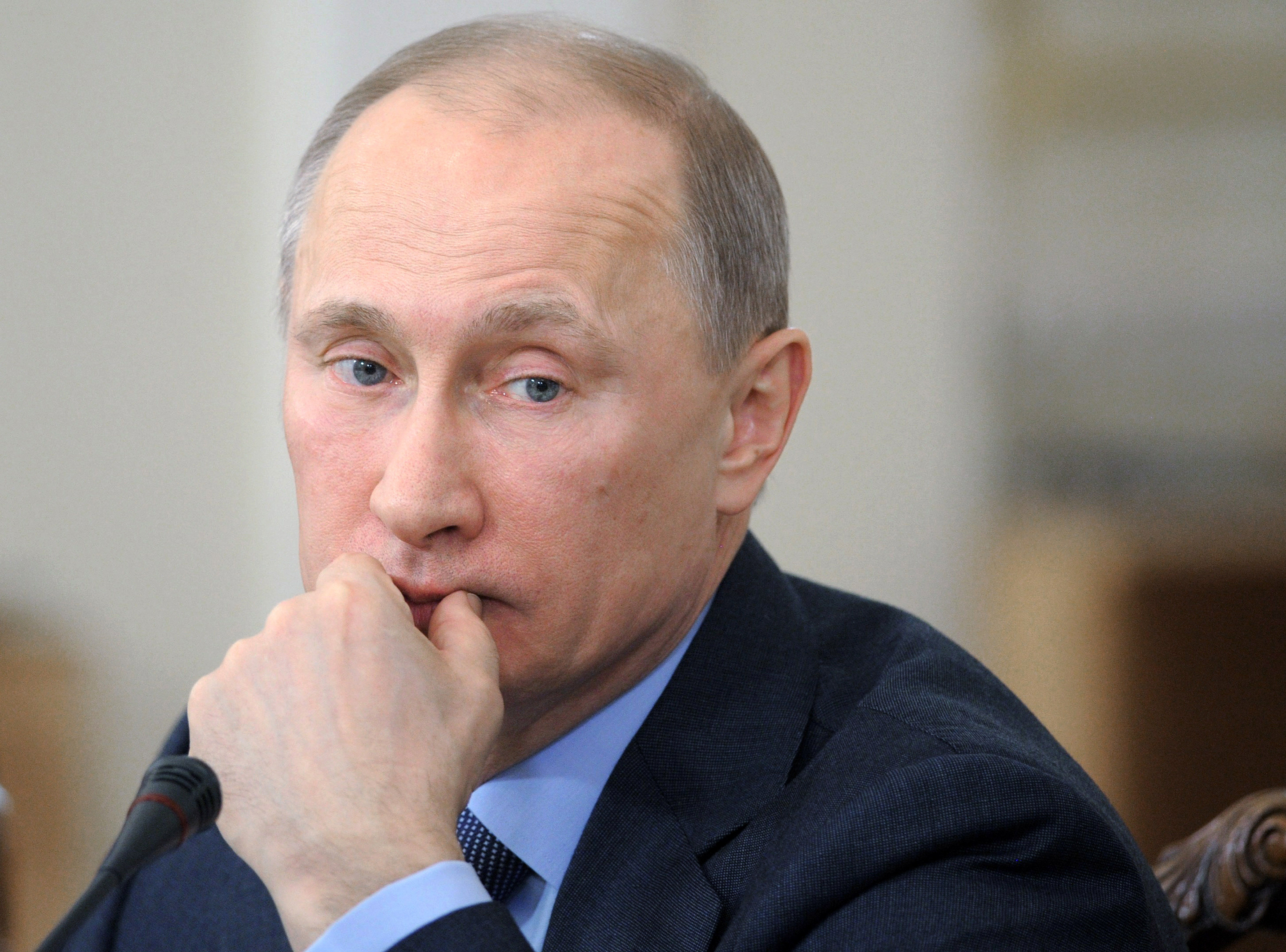Putin köper röster för 400 kronor och gratis mat på valdagen.