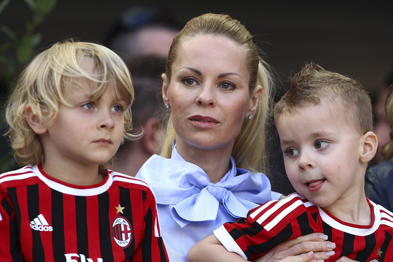 Helena Seger tillsammans med parets söner Maximillian och Vincent kollar in när pappa spelar i Milan den 25 april 2012.