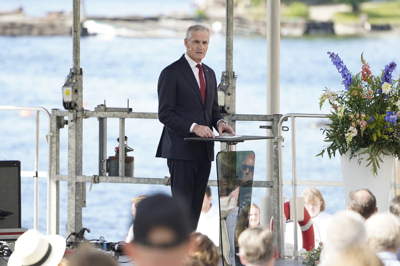 Statsminister Jonas Gahr Støre (S) talade känslosamt vid invigningen.