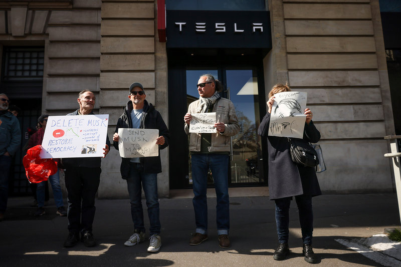 Demonstrationer utanför amerikanska Teslas showroom i Paris. Arkivbild från i fjol.