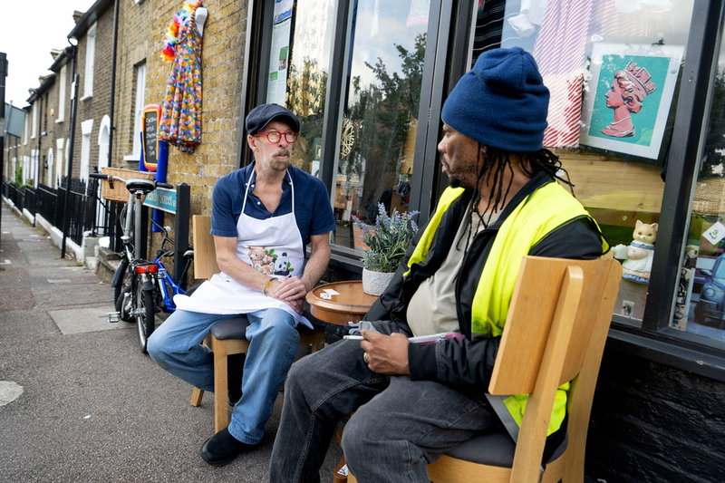 Ray Barron-Woolford och volontären Stewart Lendor framför second hand-butiken 'Kath's Place', som delvis finansierar matbanken.