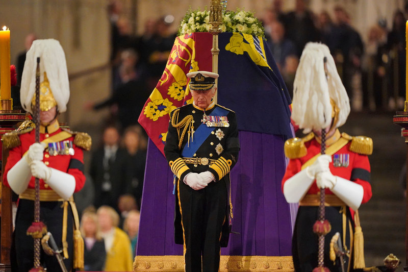 Kung Charles III håller vaka vid drottning Elizabeths kista.