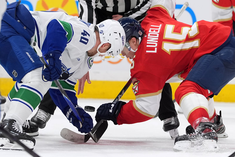 Elias Pettersson har gjort 22 poäng på 27 matcher för Vancouver Canucks. Foto: Rebecca Blackwell/AP/TT 