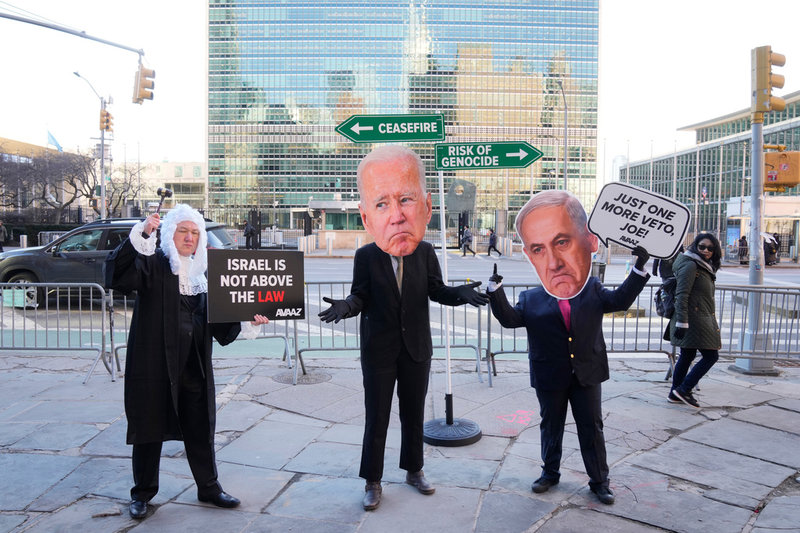 Fredsaktivister från organisationen Avaaz demonstrerar för en vapenvila utanför FN-högkvarteret i New York.