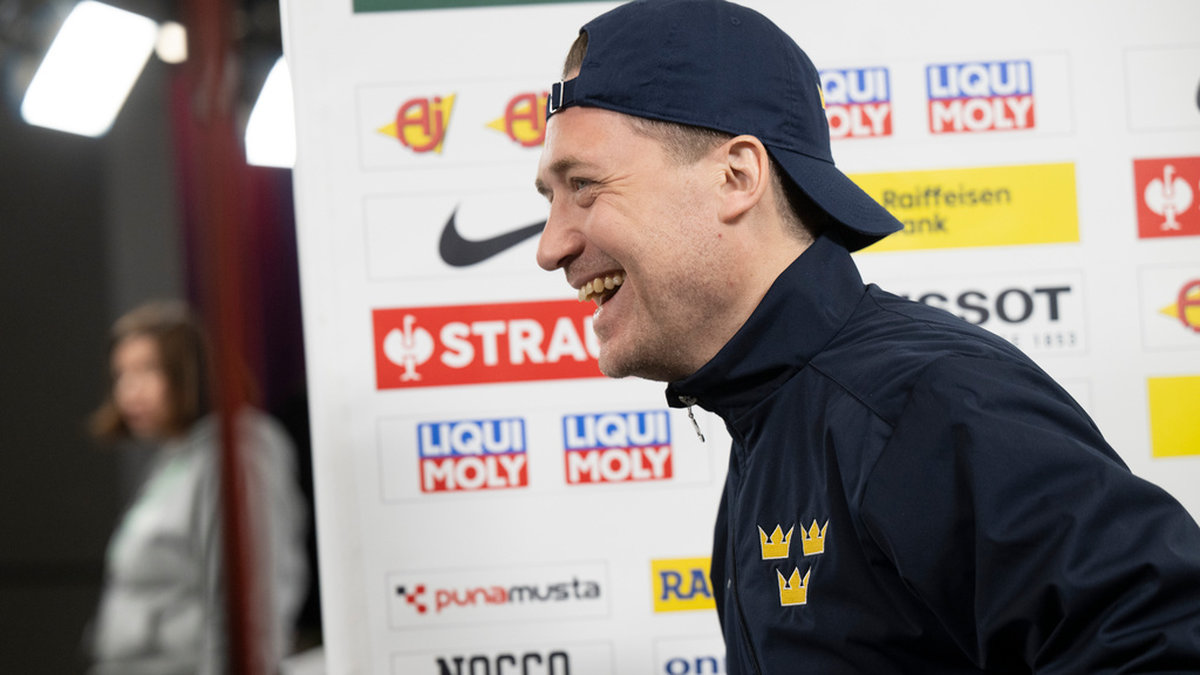 Tre Kronors förbundskapten Sam Hallam på gott humör inför sin VM-debut.