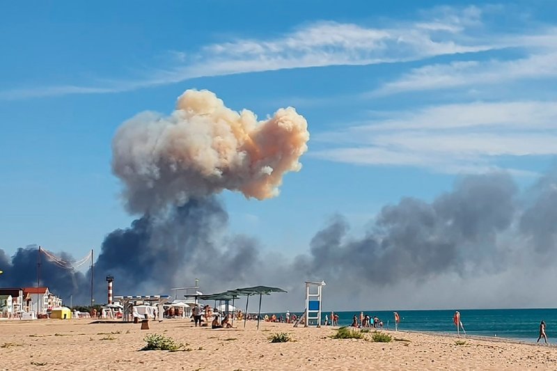 Rök syntes från en strand i Saky på Krim i augusti i fjol efter attacker mot en rysk flygblas i närheten. Ukraina tog senare på sig attackerna. Arkivbild.