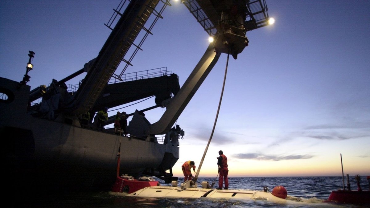 Ubåtsräddningsfartyget Belos och ubåtsräddningsfarkosten URF i en övning utanför Karlskrona för drygt 20 år sedan. URF dockar till ubåten vars besättning ska räddas. Arkivbild.