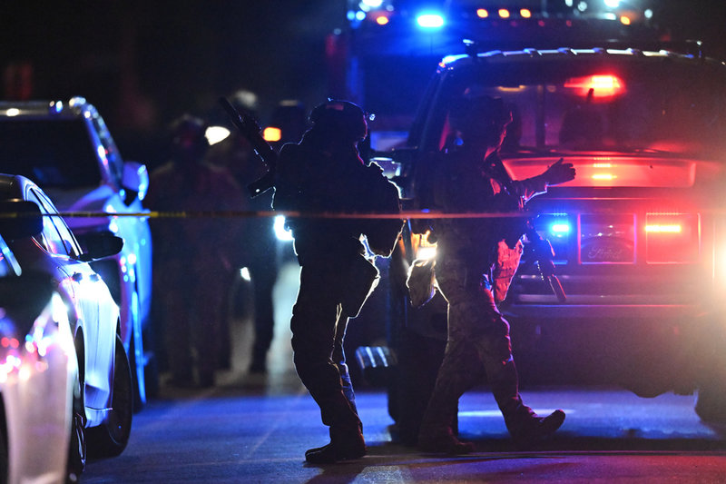 FBI söker igenom en adress i Kalifornien med koppling till den misstänkte gärningspersonen. 