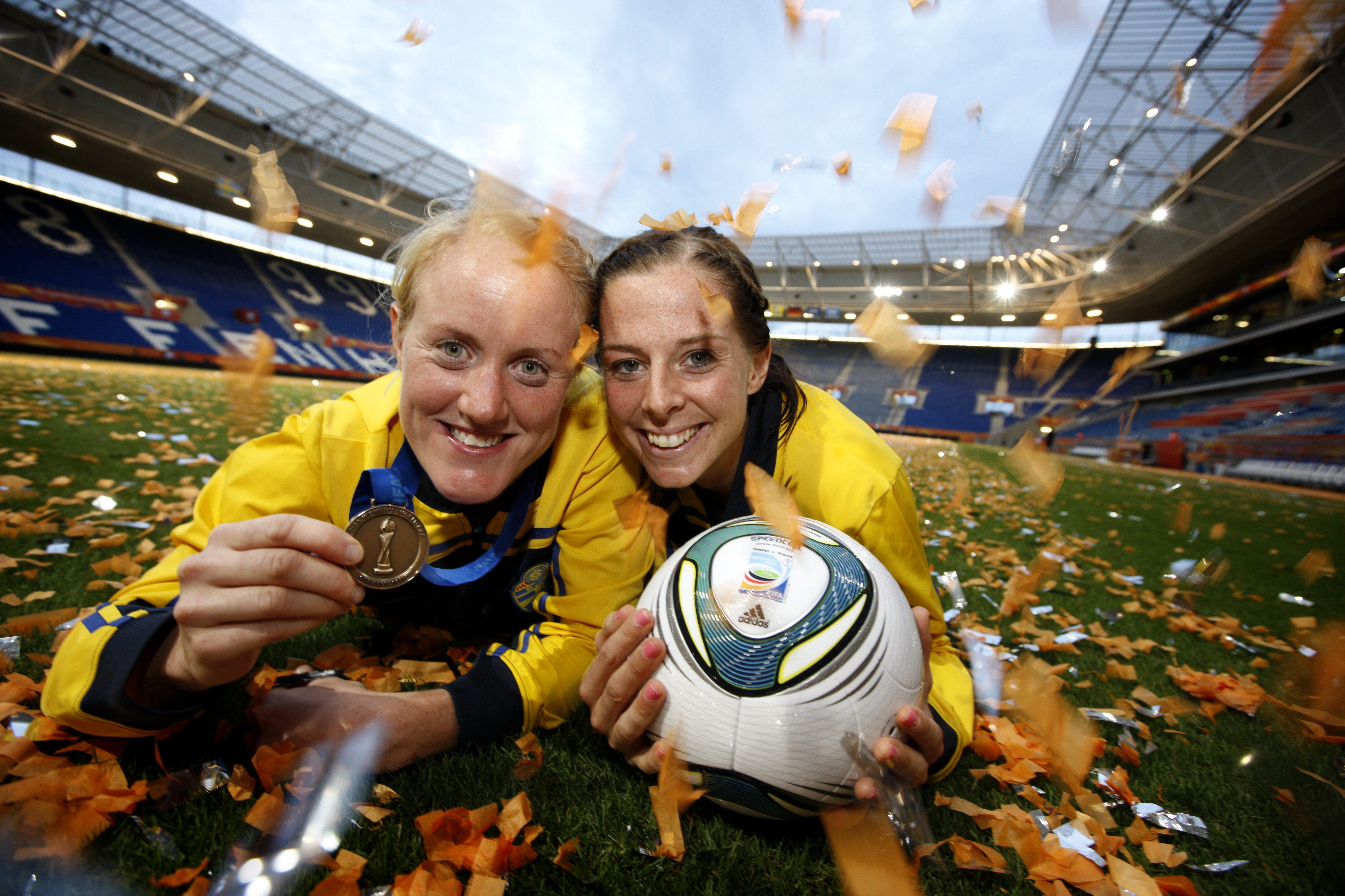 Marie Hammarström och Lotta Schelin, två glada bronsmedaljörer.
