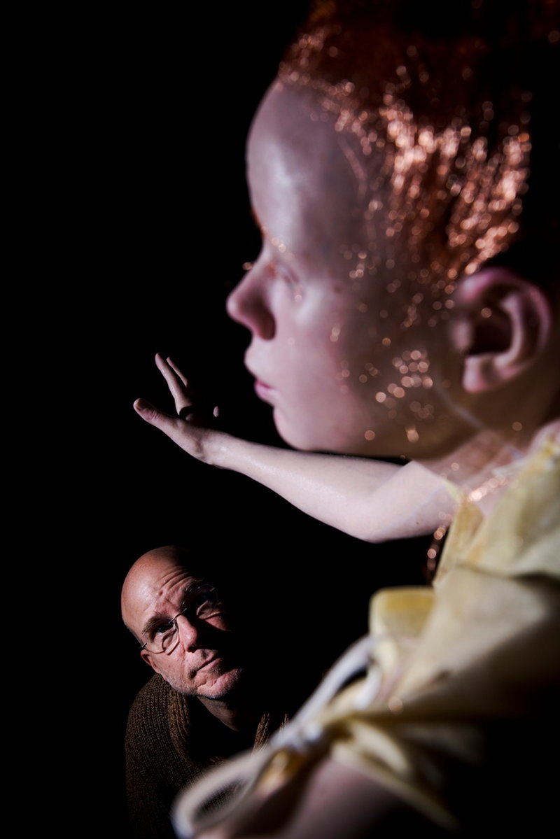 'Första intrycket är att det är en riktigt människa, sedan ser man att det inte är det. Men jag vill skapa en känslomässig kontakt, så att man ska smittas av hennes förvirring', säger Oscar Nilsson som skapat den artificiella människan Josie, en figur ur Kazuo Ishiguros bok 'Klara och solen'.