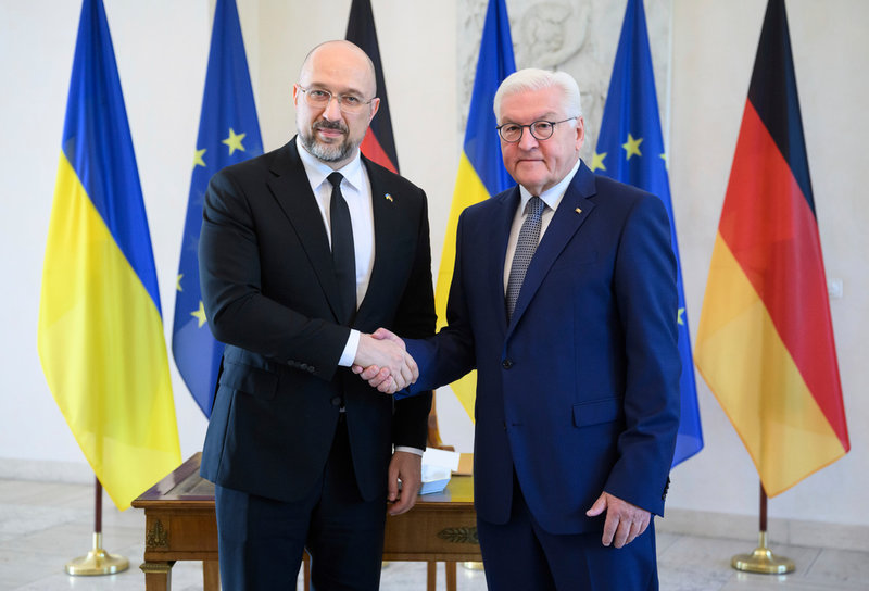 Ukrainas premiärminister Denys Sjmyhal och Tysklands president Frank-Walter Steinmeier.