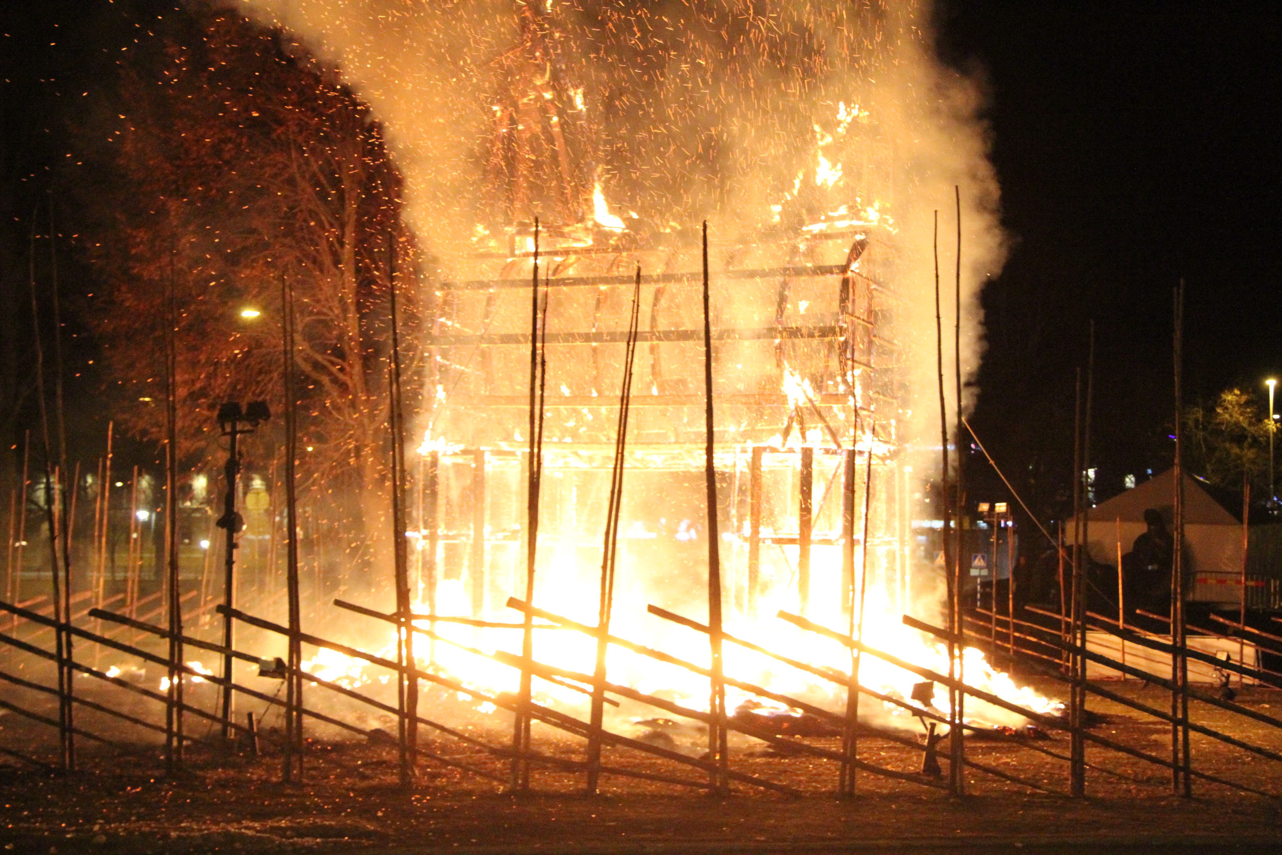 Den lilla Gävlebocken brann inatt. Bilden från 2016 är på den stora Gävlebocken som brunnit majoriteten av åren den satts upp. 