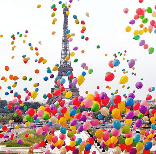 Hon hänger i Paris. Hon hänger i Paris.