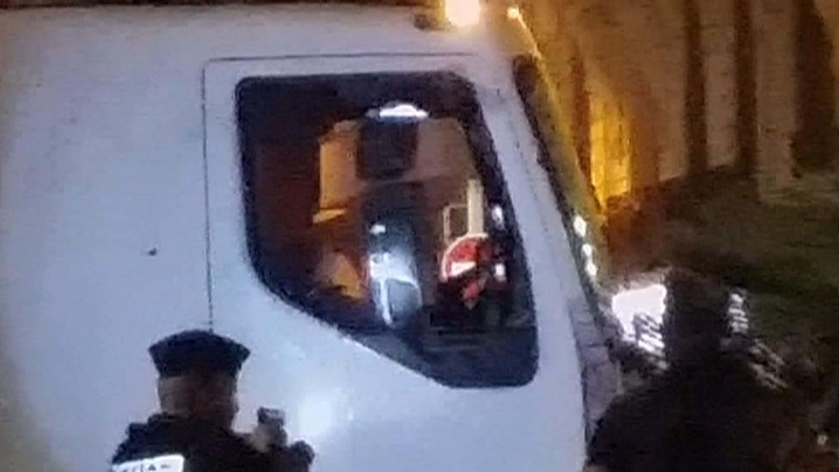 Fransk polis går fram till lastbilen efter dödsfärden.