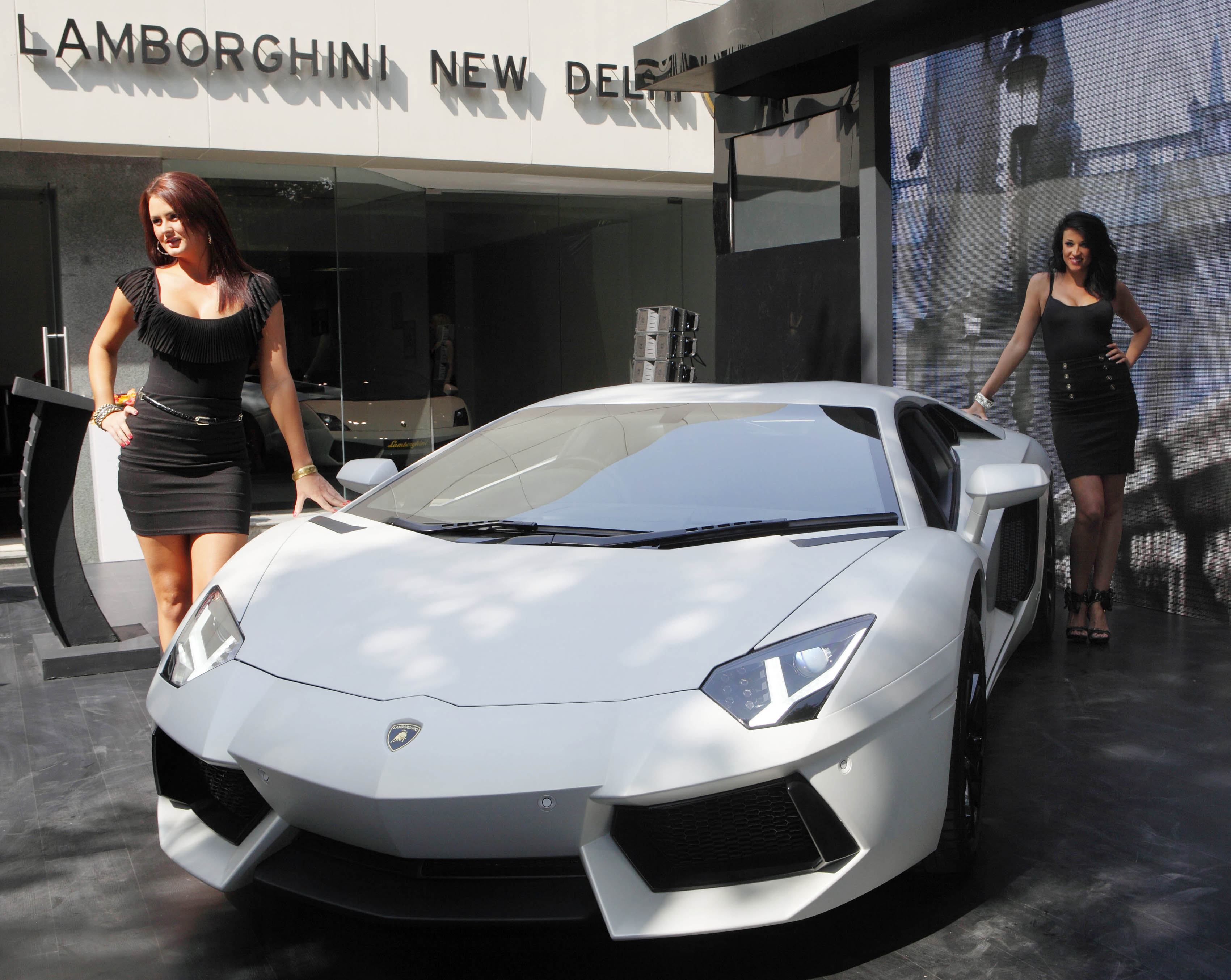 11. Lamborghini Aventador LP 700-4. Topphastighet: 354 km/h, 0-100 på 2,9 sekunder. 11. Lamborghini Aventador LP 700-4. Topphastighet: 354 km/h, 0-100 på 2,9 sekunder.