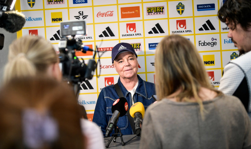Marika Domanski Lyfors när hon intervjuades av journalister.
