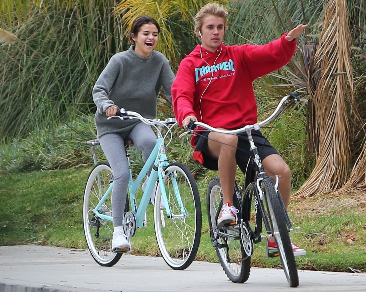 Selena Gomez och Justin Bieber på cykeldejt i Los Angeles. Selena Gomez och Justin Bieber på cykeldejt i Los Angeles.