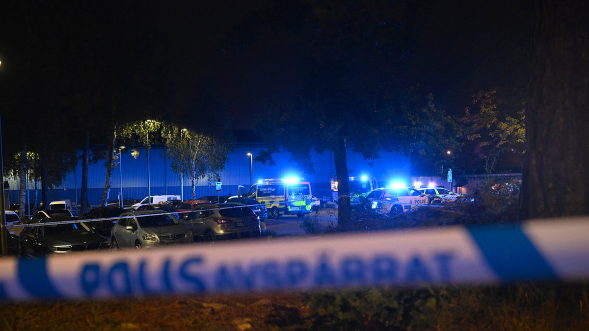 Polis på plats efter onsdagens mord vid Mälarhöjdens idrottsplats i Fruängen i södra Stockholm.