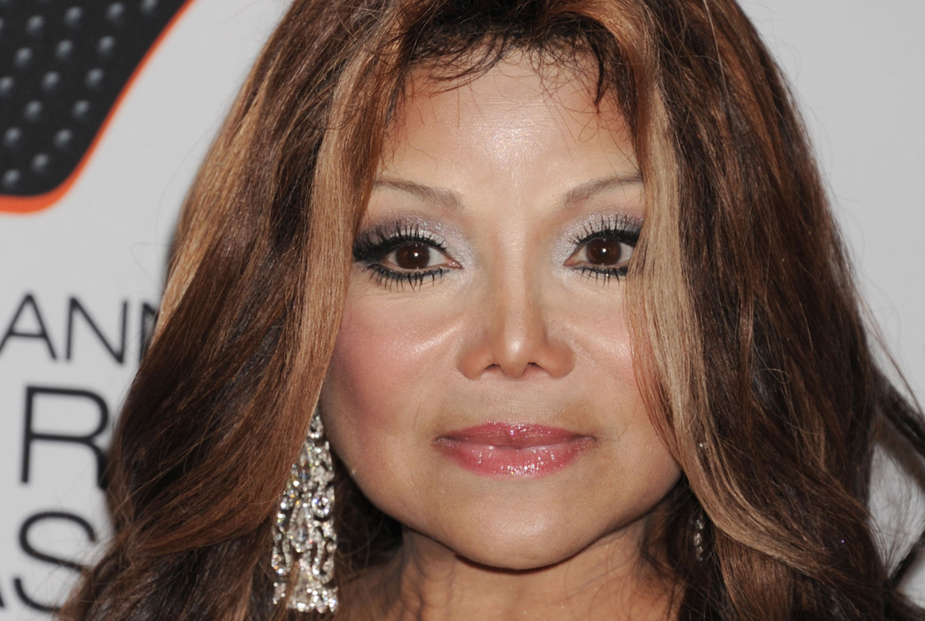 LaToya Jackson har opererat sig i så många år att det nästan är omöjligt att hitta en "före"-bild på henne. Hennes näsjobb hör nog till Hollywoods sämsta. LaToya Jackson har opererat sig i så många år att det nästan är omöjligt att hitta en "före"-bild på henne. Hennes näsjobb hör nog till Hollywoods sämsta.