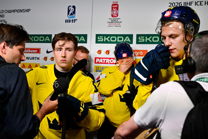 Juniortrion Viggo Björck, Ivar Stenberg och Jack Berglund deppar efter 1–3-förlusten mot Schweiz i VM-kvartsfinalen i Zürich.