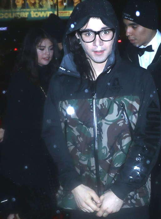 Selena Gomez och Skrillex står emot det ruskiga vädret. Selena Gomez och Skrillex står emot det ruskiga vädret.