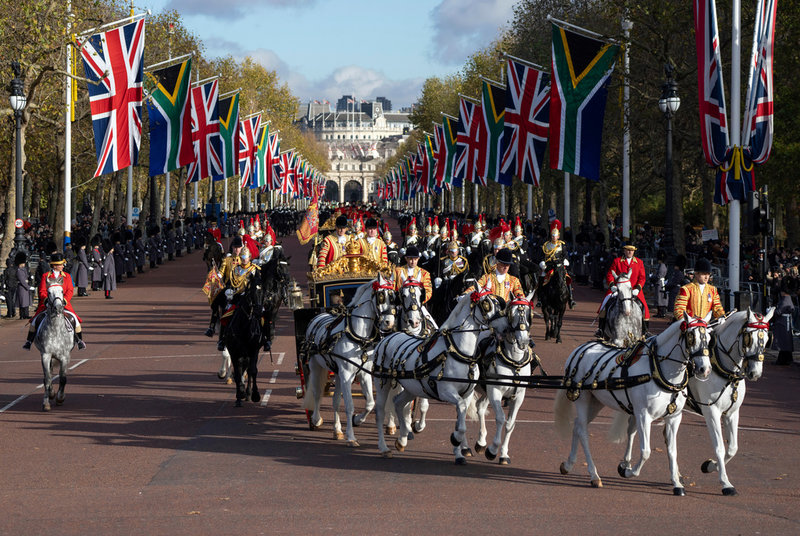 Kung Charles III och Cyril Ramaphosa på väg till Buckingham Palace.