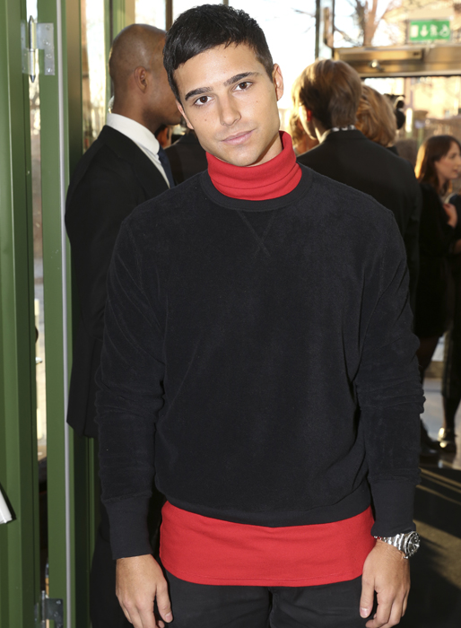 Eric Saade körde röd polo och sweatshirt över. Eric Saade körde röd polo och sweatshirt över.