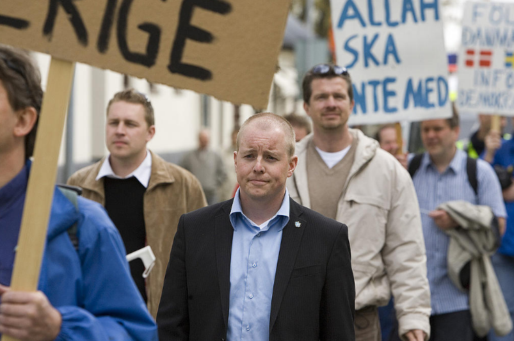 En annan som stiger i partiet är Björn Söder, som bland annat sagt ”Dessa sexuella avarter är inte normala och kommer aldrig att vara normala”, om homosexualitet. En annan som stiger i partiet är Björn Söder, som bland annat sagt ”Dessa sexuella avarter är inte normala och kommer aldrig att vara normala”, om homosexualitet.