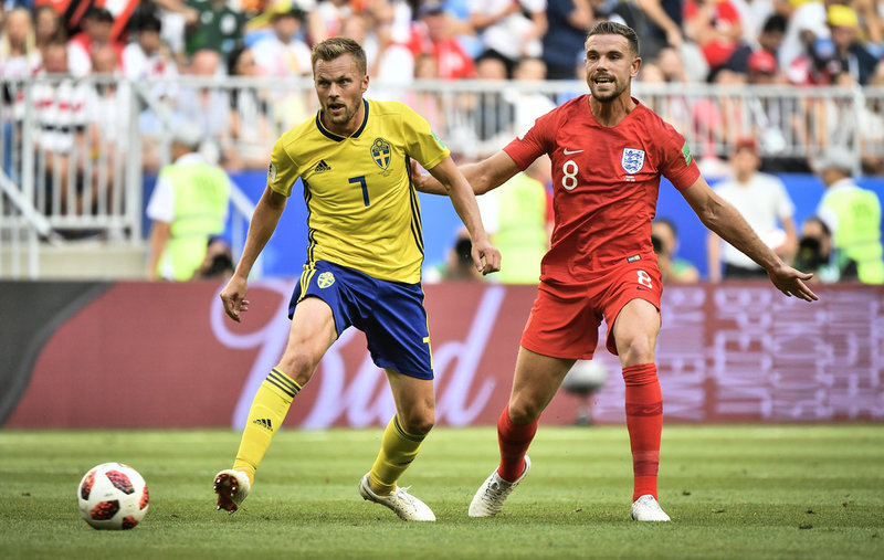 Sebastian Larsson (vänster) och Englands Jordan Henderson i VM-kvartsfinalen i Ryssland 2018.