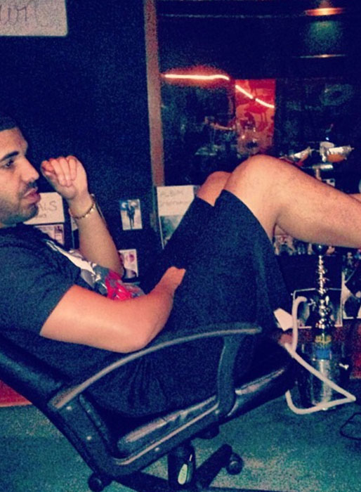 Drake chillar i studion.