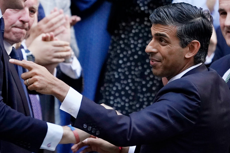 Rishi Sunak hälsar på partimedlemmar efter att ha blivit partiledare.