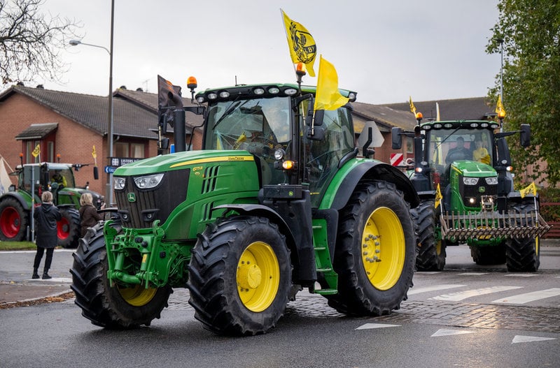 Traktorer med Mjällbyflaggor, som eskorterade spelarbussen i tisdags efter att SM-guldet säkrats.
