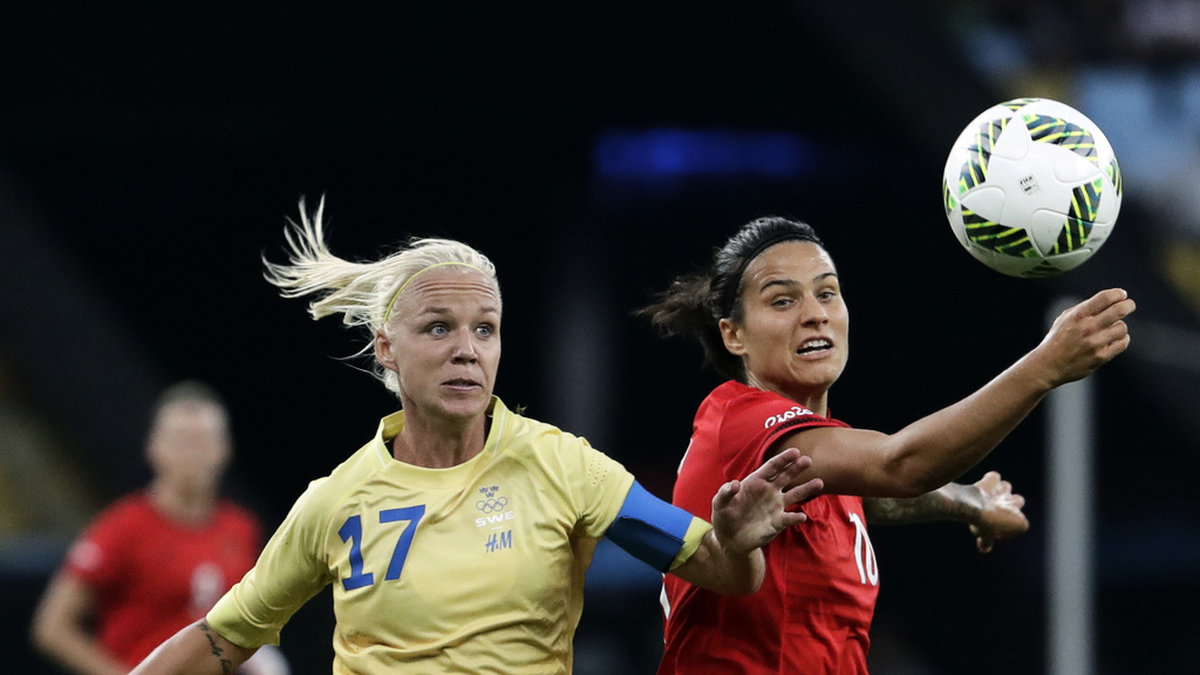 Caroline Seger och Dzsenifer Marozsán under OS-finalen mellan Sverige och Tyskland 2016. Arkivbild.