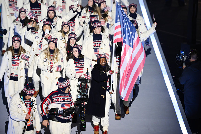 USA:s trupp möttes av både jubel och burop under OS-invigningen på San Siro i Milano.