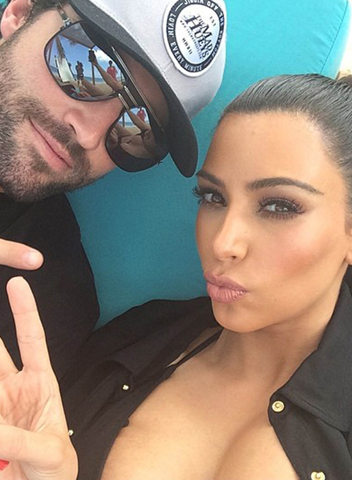 Kim Kardashian hänger med sin brorsa. Kim Kardashian hänger med sin brorsa.