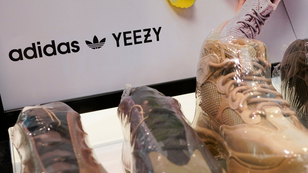 Adidas ska börja att sälja av sitt lager med Yeezy-produkter. Arkivbild.