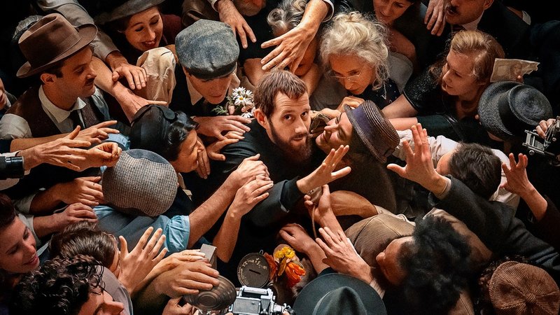 Benjamin Lavernhe som Abbé Pierre.