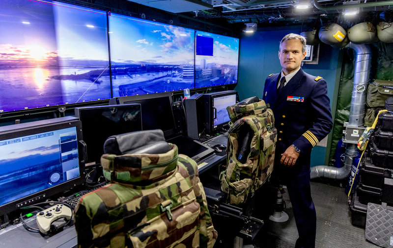 Kapten Nicolas Guiraud visar drönarrummet ombord på Amiral Ronarc´h.