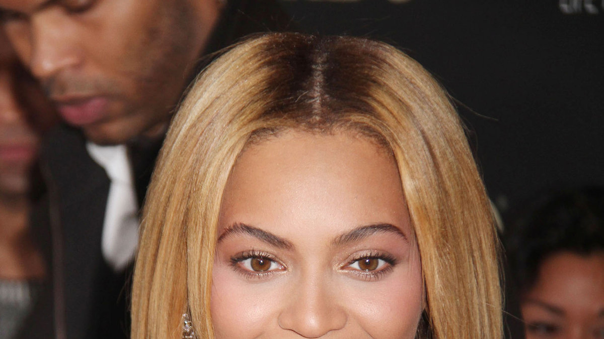 För att få en jämn hy så använder Beyonces makeup artist en persikofärgad primer.