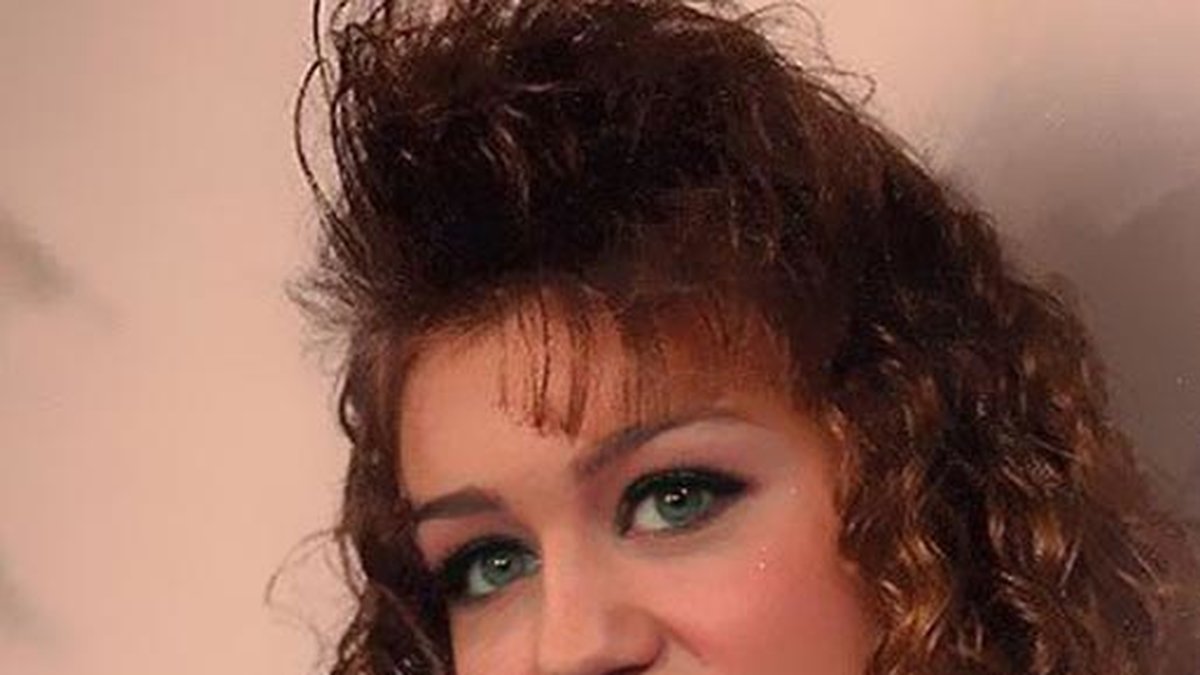 Hårsprej och ögonsmink direkt från 1980-talet? Japp, så fick Miley Cyrus se ut som vardagsmänniska. 