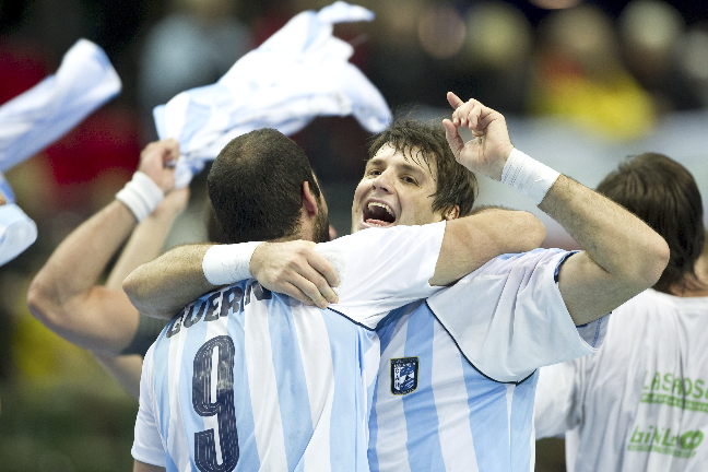 Argentinarna jublar efter att slutsignalen gått och den största skrällen under årets världsmästerskap var klar.