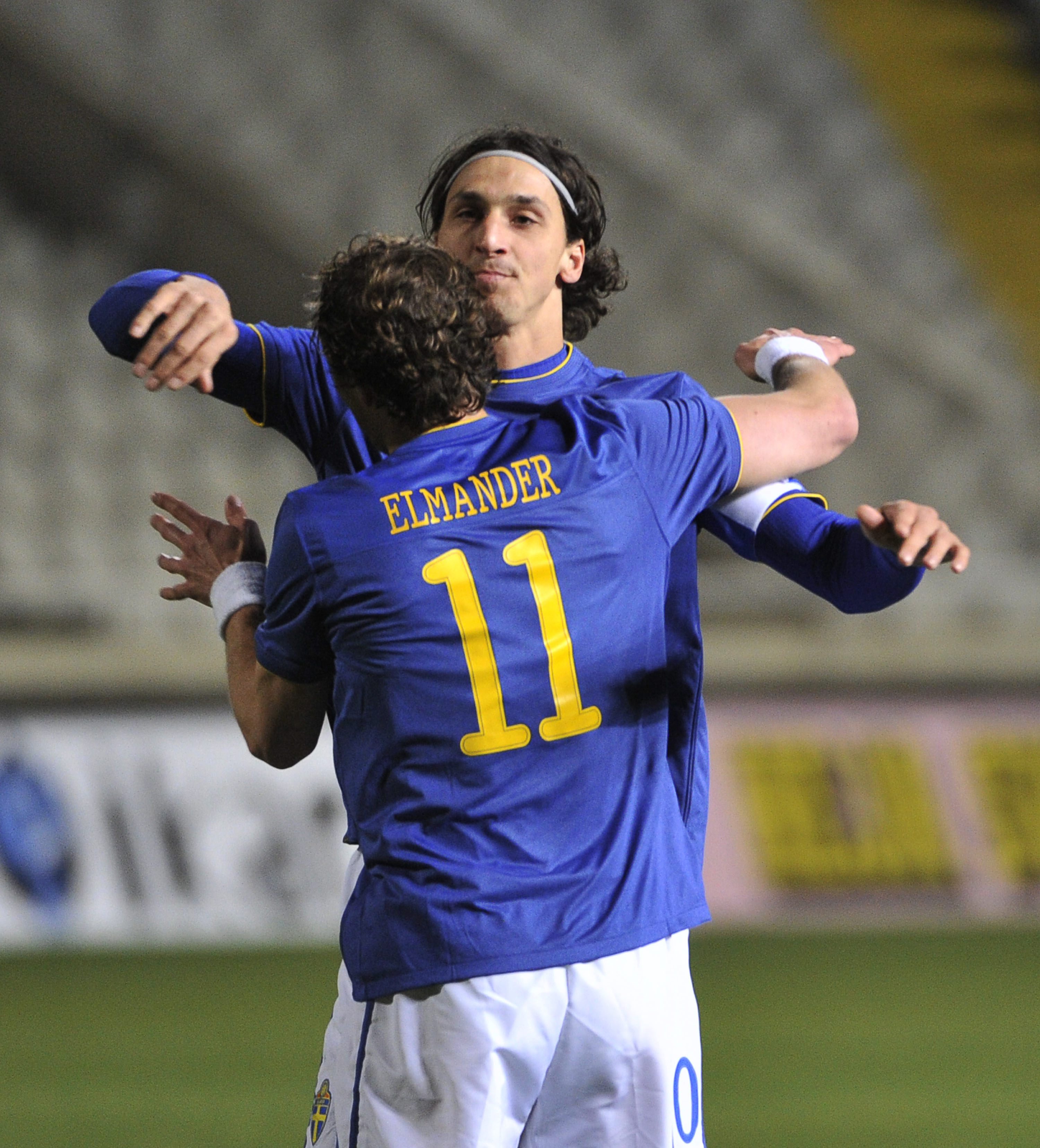 Här firar Elmander och Zlatan Ibrahimovic supermålet mot Ukraina.