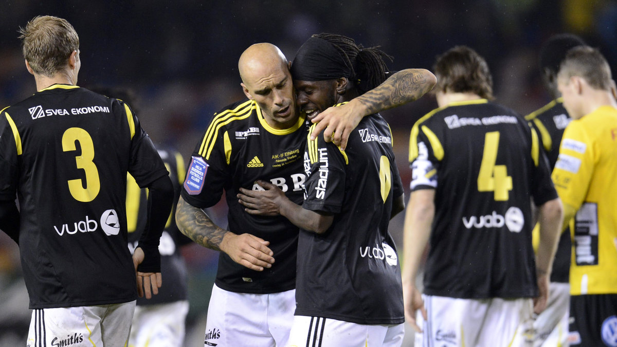AIK firar 1-1-målet.