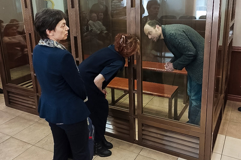Vladimir Kara-Murza pratar med sin advokat Maria Eismont i rättssalen i Moskva den 17 april.