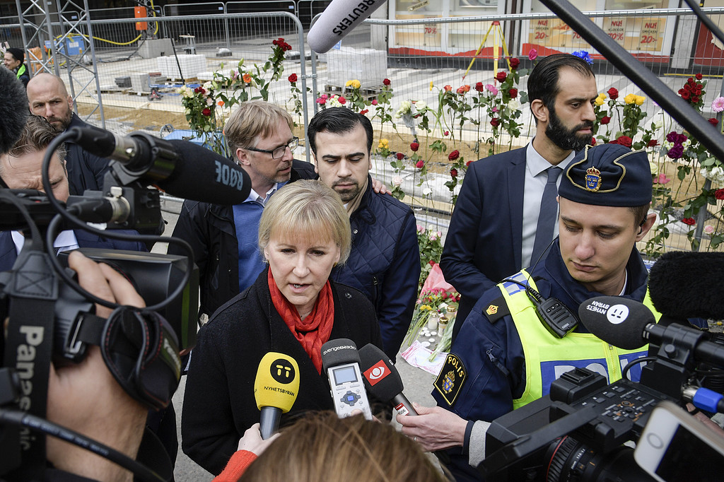 Utrikesministern pratar med tidningar Polis med minister