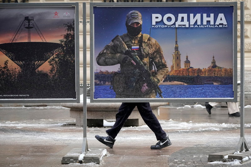 Fosterlandet måste försvaras, enligt denna kampanjaffisch från de ryska myndigheterna i S:t Petersburg. Arkivbild.