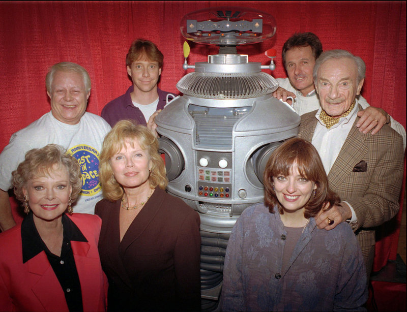 "Lost in Space" gjordes i ny version 2018. Här är skådespelarna från originalserien fotograferad 1995. June Lockhart står längst ner till vänster.